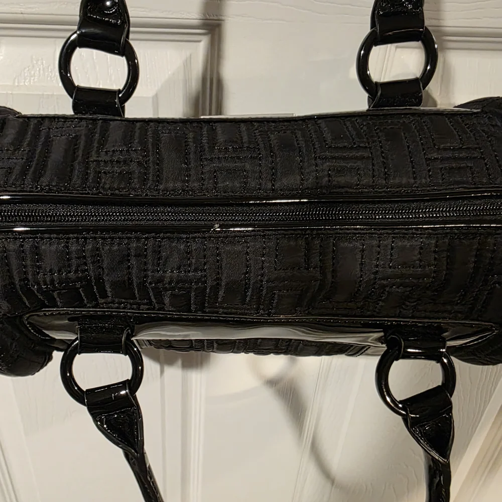Vera Bradley small quilted barrel bag in the solid color Black - Picture 4 of 9